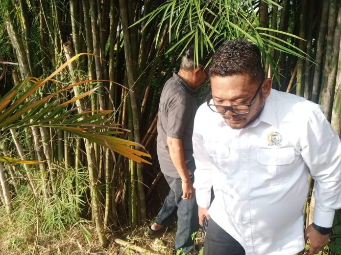 Anggota DPRD Kota Tangerang Selatan Syamsul Hariyanto, saat meninjau langsung kondisi saluran air yang dikeluhkan warga RW 08, Kelurahan Mekar Jaya, Kecamatan Serpong, Selasa (15/7/2025).