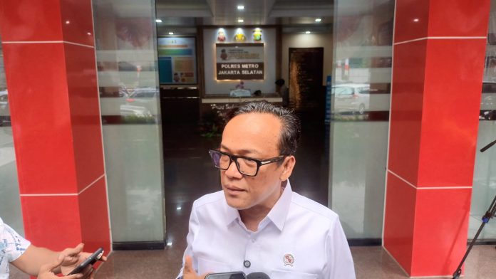 Wamenaker Immanuel Ebenezer atau Noel saat mendamping pekerja yang dilaporkan ke Polres Metro Jakarta Selatan, Senin (14/7/2025).