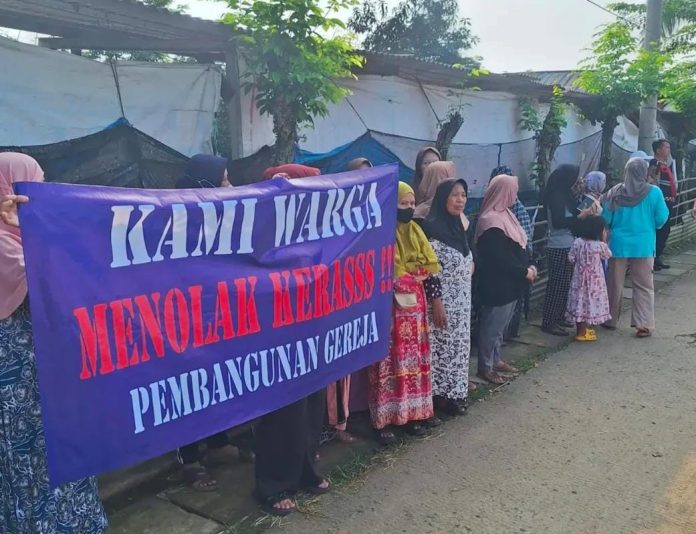 Aksi penolakan warga