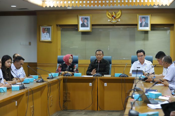 Wali Kota Administrasi Jakarta Timur, Munjirin, memimpin rapat koordinasi terkait sosialisasi program Stop Buang Air Besar Sembarangan (SBS) atau Open Defecation Free (ODF) dengan pemanfaatan teknologi tepat guna, Rabu (9/7/2025).