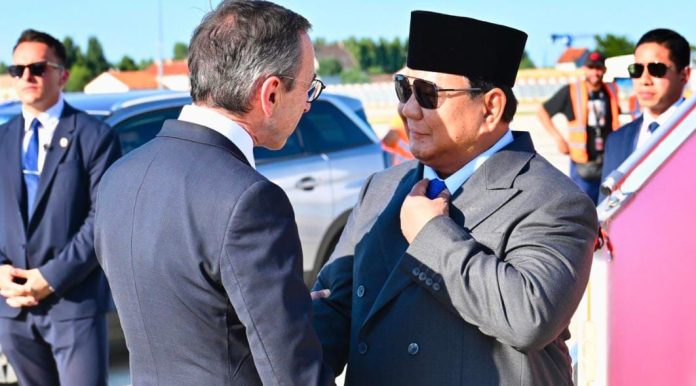 Setibanya di Bandar Udara Orly, Presiden Prabowo disambut secara resmi oleh Menteri Dalam Negeri Prancis Bruno Retailleau dan Duta Besar Prancis untuk Republik Indonesia Fabien Penone, pada Minggu (13/7/2025) waktu setempat.