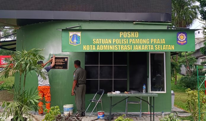 Posko Satpol PP di Taman Literasi Martha Tiahahu, Kebayoran Baru, Jakarta Selatan.