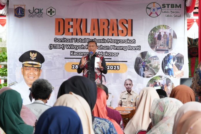 Wali Kota Administrasi Jakarta Timur, Munjirin, menyaksikan langsung deklarasi Stop Buang Air Besar (BAB) Sembarangan yang dilakukan warga Kelurahan Pinang Ranti, Kecamatan Makasar, Kamis (28/8/2025).