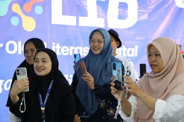 Ratusan pelaku Usaha Mikro, Kecil dan Menengah (UMKM), yang didominasi ibu rumah tangga, tampak antusias mengikuti acara Jakarta Sadar Olah Literasi Digital yang digelar di Ruang Publik Terpadu Ramah Anak (RPTRA) Tunas Muda, Kelurahan Kramat Pela, Kecamatan Kebayoran Baru, Jakarta Selatan. 