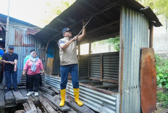 Wali Kota Administrasi Jakarta Timur Munjirin, turun langsung memimpin pembongkaran jamban di atas kali alias jamban helikopter.