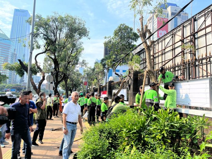 Pemerintah Kota Administrasi Jakarta Selatan (Pemkot Jaksel) bergerak cepat membersihkan sisa sampah dan puing-puing pasca aksi unjuk rasa, Sebanyak 402 petugas gabungan dikerahkan dalam kerja bakti yang digelar Minggu pagi (31/8/2025).