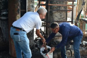 Sekretaris Kota Administrasi Jaksel Muhklisin turun langsung membersihkan sampah paska unjuk rasa.