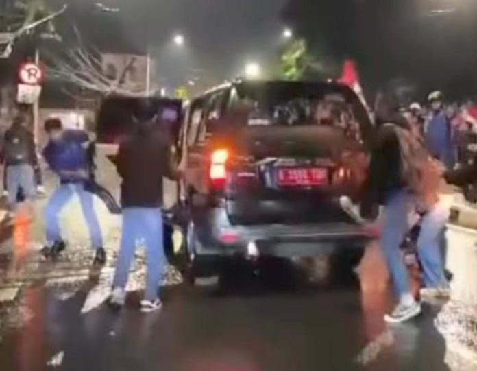 Lurah Manggarai Selatan, Muhammad Sidik, bersama sopirnya, Asep Yudiana, ia menjadi korban pengeroyokan brutal massa yang tengah menggelar aksi unjuk rasa di sekitar Gedung DPR RI, Senin (25/8/2025) malam.