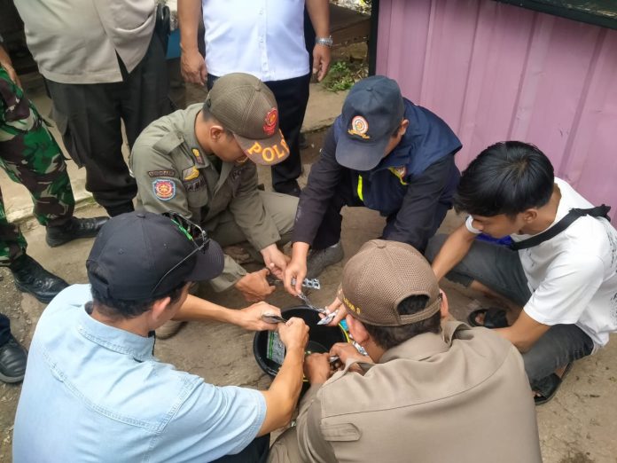 Satuan Polisi Pamong Praja (Satpol PP) Jakarta Selatan menggerebek penjual obat-obatan terlarang berkedok kios penjual pulsa di Jalan Brigif Raya, Kelurahan Ciganjur, Kecamatan Jagakarsa, pada Rabu (20/8/2025).