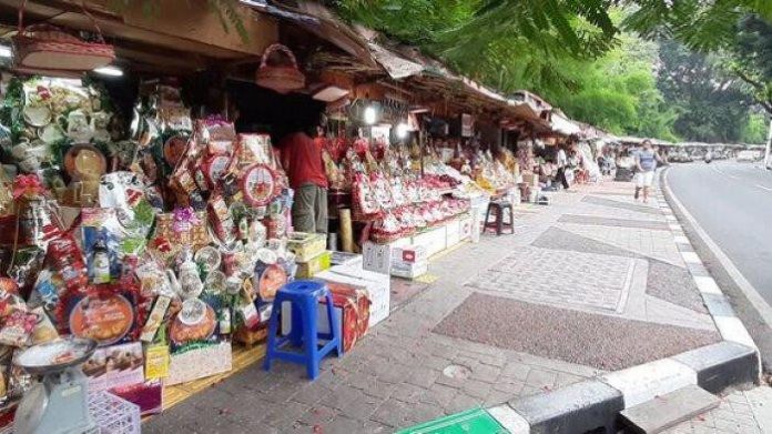 Pemerintah Kota Administrasi Jakarta Selatan menawarkan solusi kepada para pedagang Lokasi Sementara (Loksem) di kawasan Jalan Barito, Jakarta Selatan.