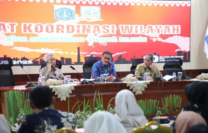 Wali Kota Jakarta Selatan M. Anwar saat memimpin Rapat Koordinasi Wilayah (Rakorwil) Tingkat Kota Administrasi Jakarta Selatan yang digelar di Kantor Wali Kota Jakarta Selatan, Kamis (21/8/2025).
