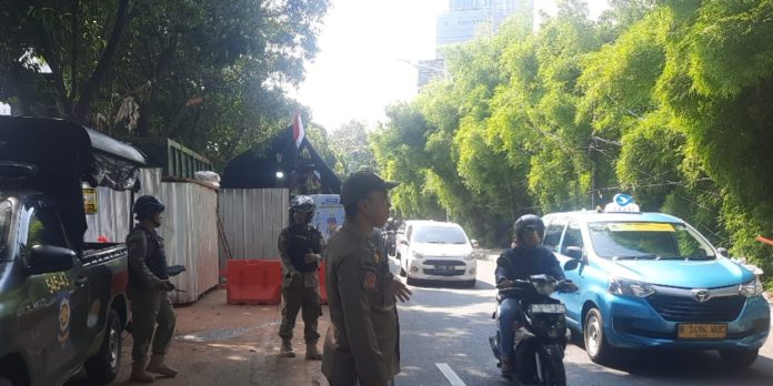 Personel Satpol PP diterjunkan mengurai kemacetan yang terjadi di sepanjang proyek galian pipa PAM Jaya di Jalan TB Simatupang, khususnya di wilayah Cilandak dan Pasar Minggu, Jumat (22/8/2025).