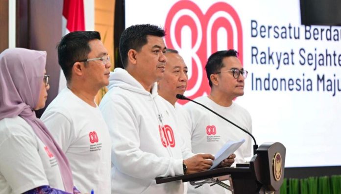 Dalam rangka menyemarakkan HUT ke-80 RI, Presiden Prabowo Subianto bagi-bagi “hadiah kemerdekaan” kepada masyarakat. Kebijakan ini merupakan bentuk perhatian Presiden Prabowo kepada rakyat, agar semangat kemerdekaan dirasakan secara luas oleh seluruh lapisan masyarakat.