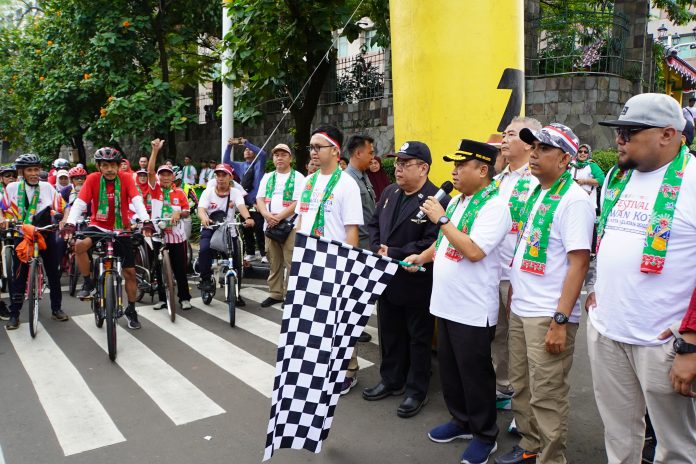 Pemerintah Kota Jakarta Selatan mengapresiasi kegiatan sepeda santai beratribut budaya dalam rangkaian Festival Dewan Kota Jakarta Selatan 2025. Sepeda santai ini berhasil memecahkan rekor Original Rekor Indonesia (ORI) dengan melibatkan 1.280 peserta yang mengenakan atribut budaya lokal.