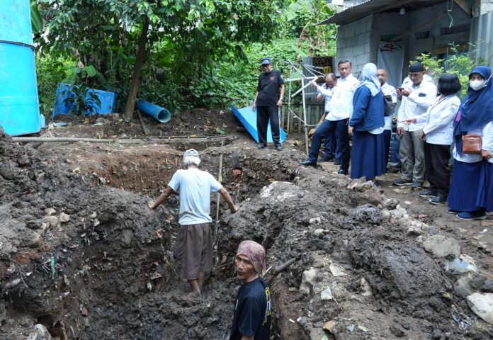 Wali Kota Administrasi Jakarta Timur Munjirin, meninjau langsung pembangunan septic tank komunal berbasis teknologi tepat guna, Kamis (21/8/2025).