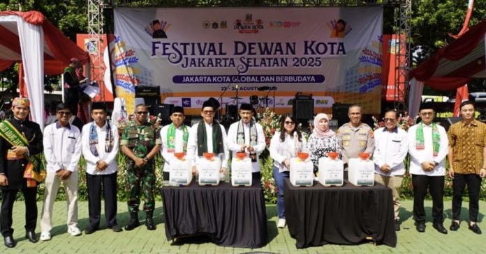 Wali Kota Jakarta Selatan Muhammad Anwar membuka Festival Dewan Kota 2025 yang digelar di halaman Kantor Wali Kota Jakarta Selatan, Sabtu (23/8/2025). Turut hadir Kapolres Metro Jaksel Pol Nicolas Ary Lilipaly, Wakil Ketua DPRD Imah Mahdiah, dan YAnggota Komisi D DPRD DKI Yusuf.