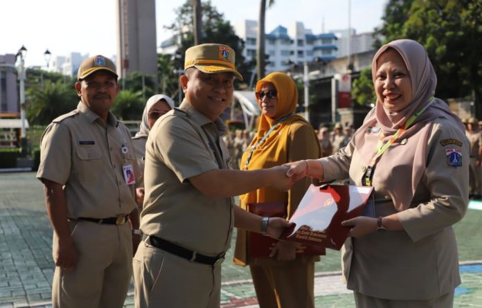 Wakil Wali Kota Jaksel Ali Murtadho secara simbolis menyerahkan penghargaan dari Presiden RI kepada ASN saat apel pada Senin (15/9/2025).