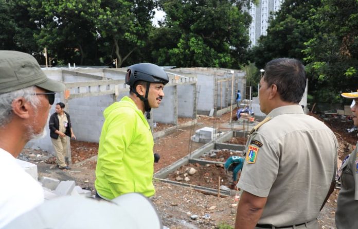 Wali Kota Administrasi Jakarta Selatan, M. Anwar meninjau progres pembangunan fisik kios Sentra Fauna di Jalan Lenteng Agung, Jagakarsa, pada Selasa (23/9/2025).