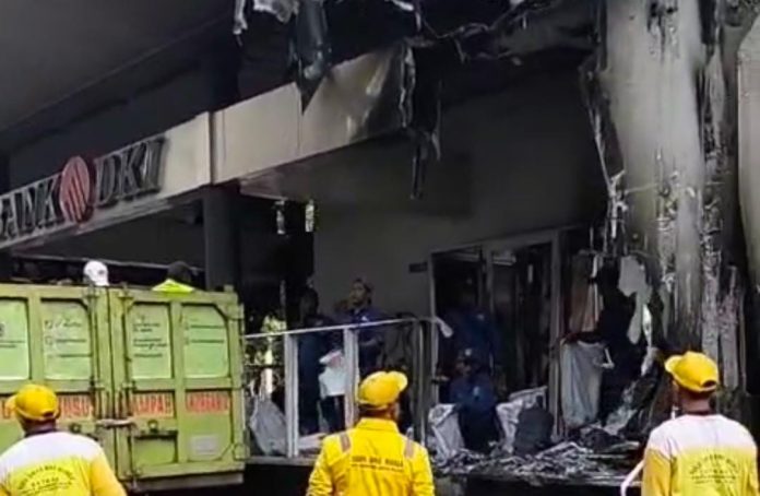Salah satu halate TransJakarta di Jakarta Selatan yang dibakar massa saat terjadi kerusuhan pekan lalu.