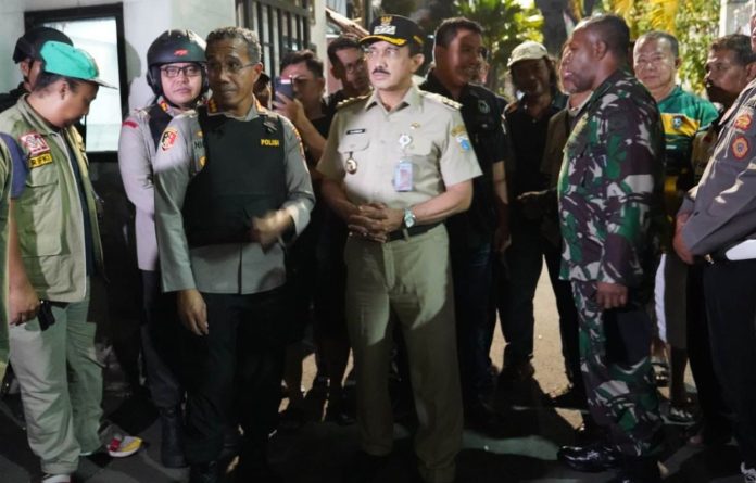 Tiga pucuk pimpinan wilayah, yakni Wali Kota Administrasi Jakarta Selatan M. Anwar, Kapolres Metro Jakarta Selatan Kombes Pol Nicolas Ary Lilipaly, dan Dandim 0504/Jaksel Letkol Inf Amaraldo Cornelius, rela begadang demi menjaga kemanan wilayah.