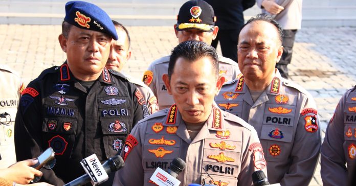 Kapolri Jenderal Listyo Sigit menegaskan Polri tengah memburu aktor sebagai penyandang dana di balik aksi demonstrasi yang berujung rusuh dan penjarahan di sejumlah daerah.