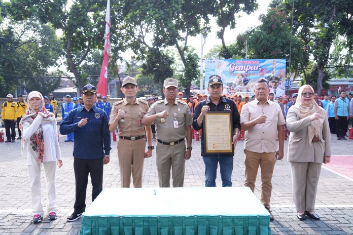 Wali Kota Administrasi Jakarta Timur Munjirin memimpin Apel Gerakan Masyarakat Punya Alat Pemadam Api Ringan (GEMPAR) yang digelar di Kantor Camat Pulogadung, Jakarta Timur, Senin (15/9).