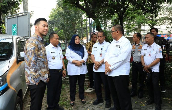 Ketua Pansus Perparkiran DPRD Provinsi DKI Jakarta, Jupiter didampingi Wakil Walikota Administrasi Jakarta Selatan, Ali Murthadho meninjau aset milik Pemerintah Provinsi (Pemprov) DKI Jakarta, di Ruko Bona Indah Plaza, Kelurahan Lebak Bulus, Kecamatan Cilandak, Jakarta Selatan,