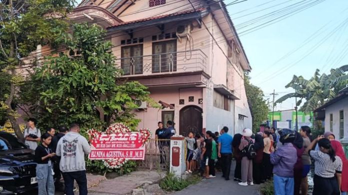 Kepolisian Resor (Polres) Indramayu berhasil menangkap dua orang terduga pelaku pembunuhan satu keluarga yang jasadnya ditemukan terkubur di belakang rumah mereka di Desa Paoman, Kecamatan Indramayu, Kabupaten Indramayu