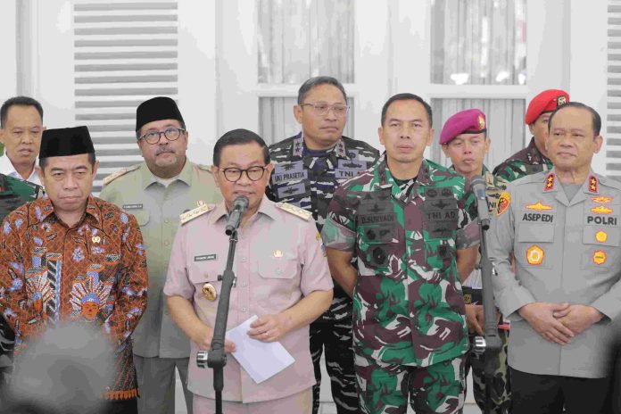 Gubernur DKI Jakarta Pramono Anung, dan Kapolda Metro Jaya Irjen Asep Edi Suheri, serta Pangdam Jaya Mayjen TNI Deddy Suryadi, usai rapat membahas kondisi terkini Jakarta di Balai Kota, Senin (1/9/2025).