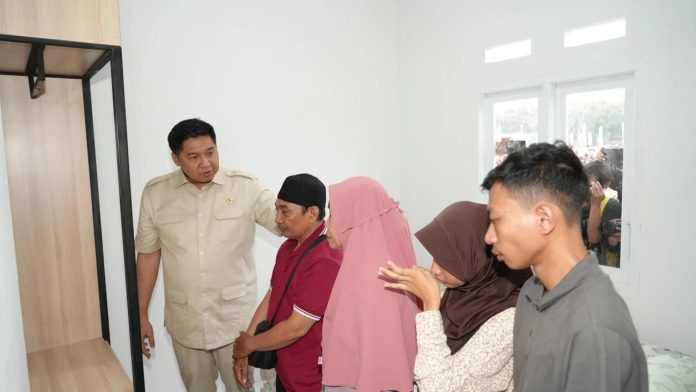 Penyerahan rumah dilakukan langsung oleh Menteri Perumahan dan Kawasan Permukiman (PKP) Maruarar Sirait kepada keluarga Affan Kurniawan, Senin (1/9/2025).