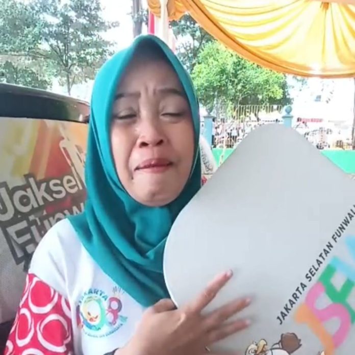 Tangis haru tak terbendung dari mata Sumarni Yuningsih, seorang Pekerja Harian Lepas (PJLP), saat nomor doorprize yang digenggamnya diumumkan sebagai pemenang hadiah utama dalam acara Fun Walk Jakarta Selatan 2025.
