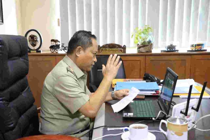 Wakil Wali Kota Jakarta Selatan Ali Murtadho saat membuka kegiatan Sosialisasi Peningkatan Peran Statistik Sektoral terhadap Sistem Statistik Nasional yang diselenggarakan oleh Suku Dinas Komunikasi, Informatika dan Statistik (Kominfotik) Jakarta Selatan secara daring, Selasa (7/10).