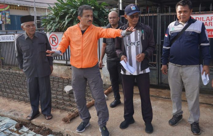 Walikota Administrasi Jakarta Selatan, M Anwar meninjau pengerjaan pembangunan saluran air di Jalan Pinang Raya, Kelurahan Pondok Labu, Kecamatan Cilandak, Jumat (17/10).