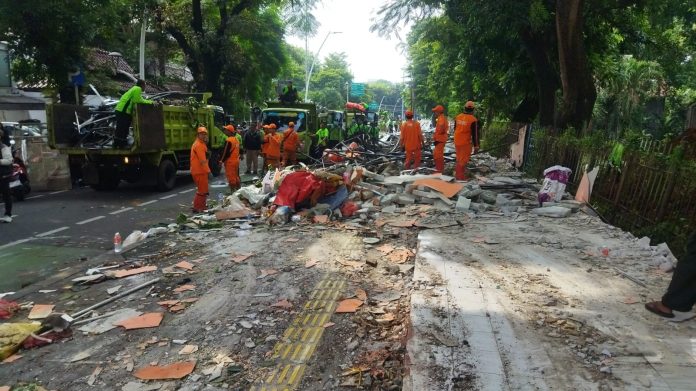 Deretan kios dan lapak pedagang eks lokasi sementara (Loksem) pedagang kaki lima di kawasan Barito, tepatnya di Taman Ayodya dan Taman Langsat, Kelurahan Kramat Pela, Kecamatan Kebayoran Baru, rata dengan tanah setelah dibongkar oleh Tim Penertiban Terpadu Tingkat Kota Administrasi Jakarta Selatan, Senin (27/10/2025).