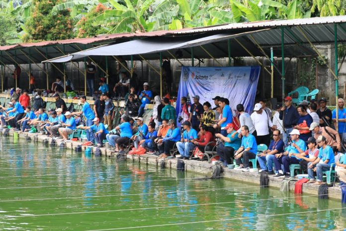 Ratusan pegawai Pemerintah Kota (Pemkot) Jakarta Selatan larut dalam suasana kebersamaan saat mengikuti Lomba Mancing Piala Wali Kota Jakarta Selatan Cup IV, Sabtu (25/10/2025).