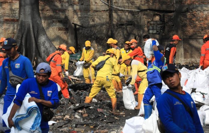Sebanyak 150 personel gabungan dikerahkan untuk membersihkan puing-puing sisa kebakaran yang melanda kawasan RT 01 RW 01, Jalan B, Pengadegan Timur 1, dan RT 11 RW 01, Jalan Pengadegan Timur 4, Kelurahan Pengadegan, Kecamatan Pancoran, pada Selasa (14/10).