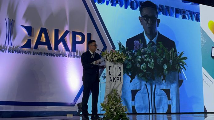 Ketua Panitia Pelantikan AKPI, Riesky Indrawan saat memberikan kata sambutan dalam pelantikan pengurus AKPI periode 202-2028 di Jakarta, Senin (6/10/2025).