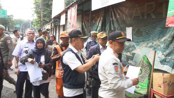 Pemerintah Kota (Pemkot) Jakarta Selatan kembali memberikan surat peringatan (SP) 2 kepada para pedagang di lokasi sementara Pasar Barito, Kelurahan Kramat Pela, Kecamatan Kebayoran Baru, Rabu (15/10).
