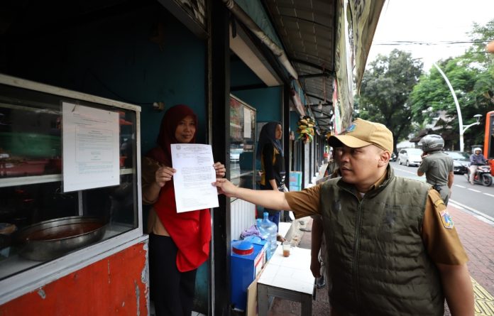 Pemerintah Kota (Pemkot) Administrasi Jakarta Selatan memberikan Surat Peringatan (SP) I kepada para pedagang lokasi sementara (loksem) di Jalan Barito , Kebayoran Baru, Selasa (7/10/2025).