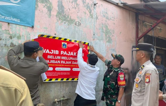 Sebanyak 11 objek pajak di wilayah Kecamatan Pesanggrahan, Jakarta Selatan, dipasangi stiker penunggak pajak oleh Unit Pelayanan Pemungutan Pajak Daerah (UP3D) Kecamatan Pesanggrahan, Selasa (21/10).