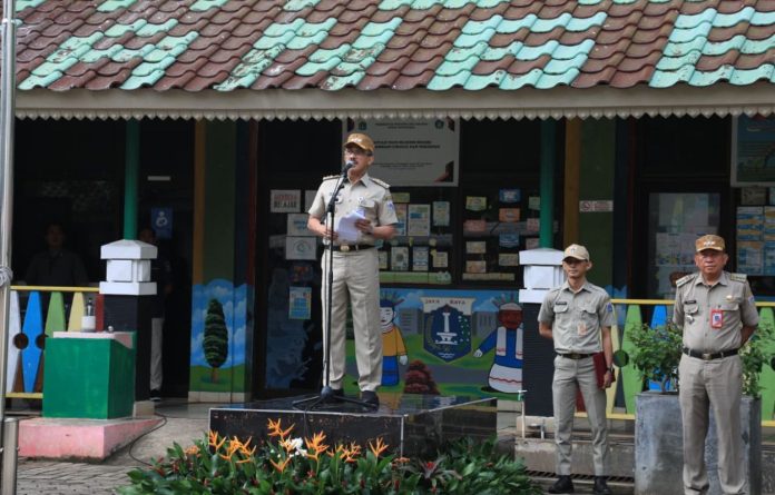 Anwar saat memimpin apel pagi di Halaman Kantor Kecamatan Pancoran, Senin (3/11), yang diikuti para pegawai di lingkungan Kecamatan Pancoran.