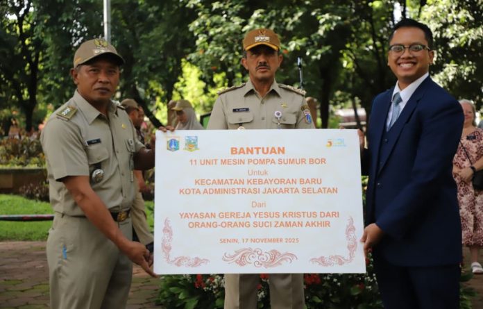 Penyerahan bantuan tersebut disaksikan langsung oleh Wali Kota Administrasi Jakarta Selatan, M. Anwar, saat apel pagi di Halaman Kantor Kecamatan Kebayoran Baru, Senin (17/11).