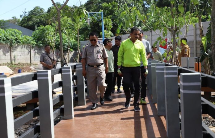 Wali Kota Administrasi Jakarta Selatan, M. Anwar, meninjau langsung kesiapan Embung Lapangan Merah yang telah rampung dibangun di Jalan Kesatuan RT 011/07, Kelurahan Srengseng Sawah, Kecamatan Jagakarsa, Jakarta Selatan.