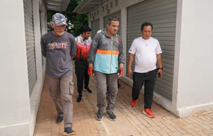 Wali Kota Administrasi Jakarta Selatan M. Anwar bersama Camat Jagakarsa Satia, meninjau kesiapan Sentra Fauna dan Kuliner Lenteng Agung, yang dijadwalkan segera diresmikan dalam waktru dekat ini.