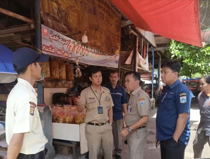Kasudin Usaha Mikro, Kecil, Menengah dan Perdagangan (UMKMP) Kota Administrasi Jakarta Selatan, Djaharudin, melakukan monitoring kondisi sarana dan prasarana (sarpras) di Lokasi Binaan (Lokbin) PKL Pasar Minggu, Jakarta Selatan.