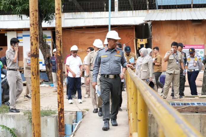 Wali Kota Jakarta Timur Munjirin meninjau pembangunan waduk untuk meminimalisir banjir jelang musim penghujan, Selasa (11/11/2025).