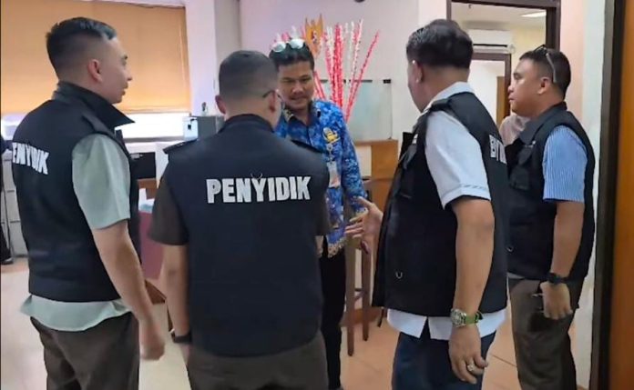 Setelah melalui proses penyelidikan sejak 2022, tim penyidik kejaksaan akhirnya menggeledah Kantor Suku Dinas (Sudin) Usaha Mikro, Kecil, dan Menengah (UMKM) Jakarta Timur. 