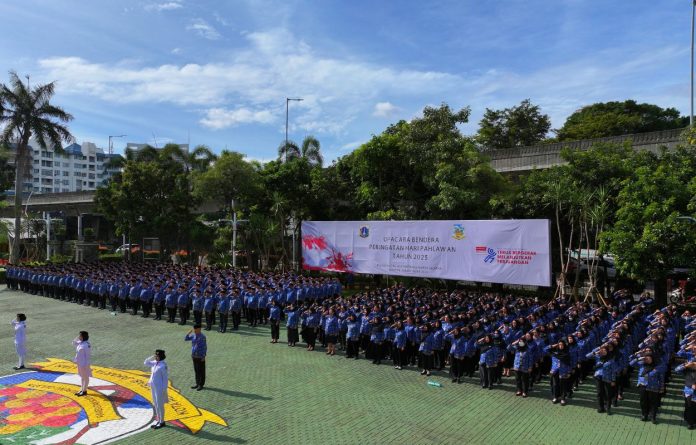 Pemerintah Kota (Pemkot) Administrasi Jakarta Selatan menggelar Upacara Bendera dalam rangka Peringatan Hari Pahlawan Tahun 2025 di Halaman Kantor Wali Kota Administrasi Jakarta Selatan, Senin (10/11).