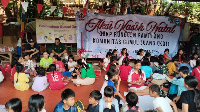 Tawa riang dan senyuman tak henti-hentinya ditunjukkan puluhan anak-anak Kampung Bendungan, Kelurahan Rawa Bunga, Jatinegara, Jakarta Timur, pada Sabtu (13/12/2025). Berbaur dengan jemaat Gereja Batak Karo Protestan (GBKP) Runggun Pamulang, anak-anak binaan Komunitas Gumul Juang (KGJ) itu bernyanyi dan bermain bersama.
