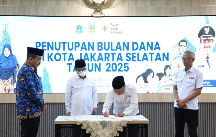 Penutupan Bulan Dana PMI Jakarta Selatan 2025 dilakukan oleh Wali Kota Administrasi Jakarta Selatan, M Anwar, di Ruang Gelatik Utama, Kantor Wali Kota Administrasi Jakarta Selatan, Senin (22/12/2025).